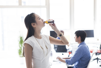栄養ドリンクを飲む会社員