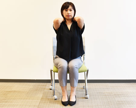 ひじを曲げて、右手を右肩に、左手を左肩に軽く置く