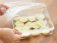 耐熱皿にジャガイモを敷き