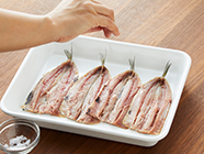 イワシの皮を上にして並べ、こしょうをし