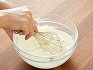 ウルに豆腐を入れ泡立て器でよくすり混ぜ