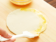 パイシートのふちに溶き卵を塗り