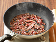 ベーコンをカリカリになるまで炒め