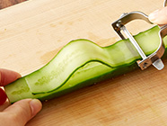 ピーラーで8枚にスライスする