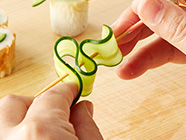 それぞれ折りたたむようにピックにさす