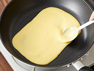 大さじ5杯程入れて四角(約18cm角)に広げ