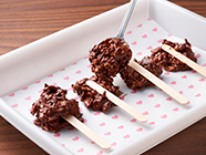 中央にバーをのせ、その上にバーをサンドするように残りの4つ分をのせて、形を整えます。。