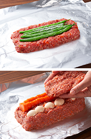 アルミホイルを2重に広げ、サラダ油を薄く塗り、②のたね（1/3量）を横長に広げ、その上にインゲンをのせます。その上にたね（1/3量）を重ねて、ハート型の人参、うずら卵を横に並べ、残りのたねをのせて直方体に整えます