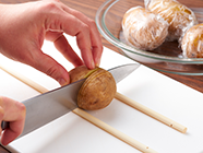 菜箸を奥と手前側に置いて、下部を切り離さないように２〜3mm幅の切り込みを入れます。