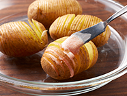 切り込みの間に挟み入れます。