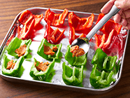 天板にアルミホイルを敷いて、ピーマンの内側を上にして並べ(2)をのせて、パン粉をふり掛ける。オリーブオイルをまわしかけ、トースター（900w）で6〜7分、焼き色がつくまで焼く。