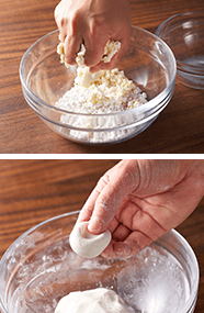 ボウルに白玉粉・豆腐を手でつぶしながら入れ、よく混ぜ合わせる。耳たぶくらいの柔らかさになったら、小さく丸めて中心をくぼませる。(くぼませるとゆで上がりが早くなる)