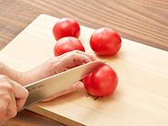 春トマトはヘタと反対側の皮に浅く十字に切り込みを入れ、熱湯にくぐらせる。