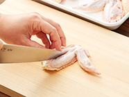 鶏手羽先は骨の間に切り込みを入れ、塩を揉みこんでおく。