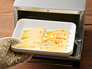 耐熱皿にタケノコを並べて、オリーブオイルを回し掛け、トースター(900w)で6〜7分下焼きをする。