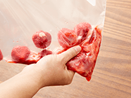 密閉できる冷凍用ビニール袋にイチゴを入れ、袋の上から手で揉んでつぶす。ココナッツミルク・グラニュー糖を加えてさらに揉み混ぜる。