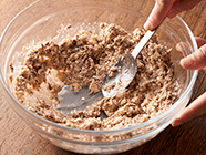 水切りした木綿豆腐・汁気を切ったサバ・【A】をボウルに入れてミンチ状になるまでスプーンで潰しながらよく混ぜる。