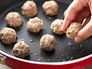 フライパンにオリーブオイルをひき、(1)を小さく丸めてのせ、中弱火で焼き、焼けたら一度取り出す。