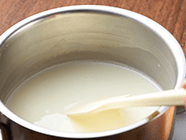 鍋に牛乳・生クリーム・砂糖・ふやかしたゼラチンを入れて中火にかけ、鍋のふちが少しフツフツとしたら沸騰させないように火を止め、砂糖とゼラチンを静かに混ぜて溶かす。