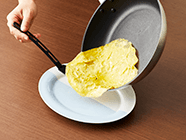 卵1個を溶きほぐし、薄くごま油をひいたフライパンを熱し、卵をまわし入れる。丸く広げて片面だけ焼き、フライ返しを使って焼いた面を下にしたままお皿に移す。
残りの卵も同様に焼き、別のお皿にのせる。