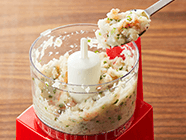 【A】をフードプロセッサーにかけ、ペースト状になったらむきエビ・ネギを加え、再びフードプロセッサーにさっとかける。