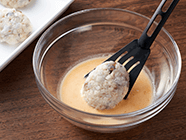 ボウルにバッター液の材料をよく混ぜ合わせる。フライ返しに(2)をのせてバッター液の中にくぐらせ、パン粉をつける。(上部にはフライ返しを使ってかける)