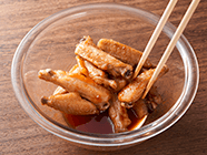 【B】を大きめの耐熱ボウルに入れて、電子レンジ(500w)で1分加熱し、熱いうちに(2)を入れて絡め、白煎りゴマをふりかける。