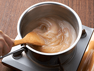 鍋に【A】を入れて混ぜる。弱火にかけ、木べらで焦げつかないように混ぜる。
                                    全体が透明になったら、さらに1分程火にかけたまま練り続ける。