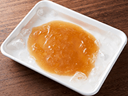 水で濡らしたバットに(1)を移し、木べらで平らにならして、上から氷水を入れて冷やす。