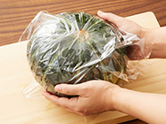 カボチャは丸ごとのまま皮を洗ってラップで包み、電子レンジ(500w)で3分加熱する。上下を返して更に3分加熱する。もう一度、上下各3分ずつ加熱を繰り返す。(様子を見て固ければ各1〜2分ずつ追加で加熱)