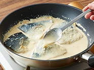 鍋に〈A〉を入れて混ぜ合わせ、しょうがを入れて火にかける。沸々としてきたら(1)を並べ入れ、弱火にし、煮汁をスプーンでかけながら10分程煮る。(アクが出たらすくって取る)