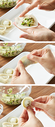 餃子の皮に具をのせ、皮の縁に水(分量外)をつけて包む。包み方:[1]半円に折りたたんで縁をくっつける[2]左右の両端を合わせてくっつける