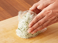 炊き上がったバターライスにパセリのみじん切りを混ぜこみ、ラップで包んで円すい型に整えて器に盛る。星型に抜いたパプリカをのせ、(4)を盛る。