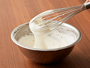 生クリームに砂糖を入れて、7分立てに泡立てる。(すくったときに角は立たないが、もったりとした筋が残る程度)