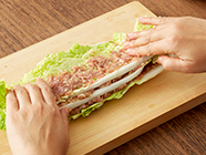 白菜と(2)を交互に重ねて、4cm幅に切る。