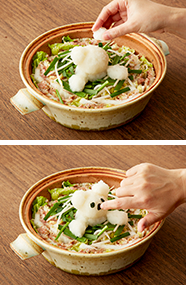 鍋に〈B〉を入れて混ぜ合わせ、昆布を入れ(3)を立てて敷き詰める。中心にニラ・モヤシをのせ、おろしたカブでくまさんの形に盛りつける。(肩、腕、頭、耳の順に盛り付け、海苔で顔を描く。)