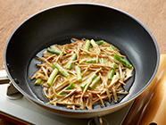 フライパンにサラダ油をひいて(1)を広げ、中火で3〜4分焼き、裏返して2〜3分焼く。