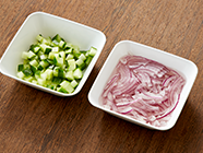 キュウリは小さめの角切りに、赤タマネギは薄切りにして水に晒したあと、水気を切る。