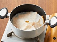 鍋に【A】の調味料・(1)の油あげを入れ、沸騰したら中火にし、クッキングシートで落しブタをして、
上ブタをせずに15分程煮る。火を止め、そのまま置いて冷ます。