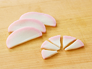 はんぺんは一口大に、かまぼこは一切れを5等分に切り分け、シイタケは薄切り、三つ葉は2cm長さに
                                    切る。