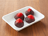 イチゴはヘタを取ってあずきあん(1個20g)でイチゴの先端をすこし出して包む。