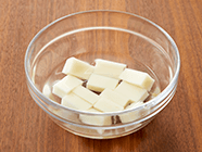 切りもちを4つに切り、耐熱ボウルに入れて、ひたひたになる量の水を入れる。
                                        ラップをして電子レンジ(500w)で約3分加熱する。