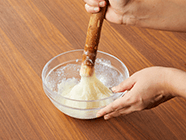 おもちが柔らかくなったら、余分な水分を捨て、すりこぎを使っておもちをつくように練乳・砂糖を
                                        混ぜ込み、再度電子レンジで30秒〜1分加熱して、ひとかたまりになるまで混ぜる。