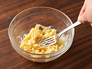 耐熱ボウルに卵・〈A〉を混ぜてラップをし、電子レンジ(500w)で約40秒〜1分加熱する。その後フォークでほぐし、炒り卵にする。