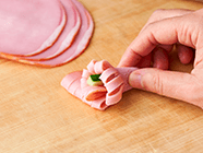 (1)の野菜を芯にして、ハムをくるくると巻き、爪楊枝でとめる。