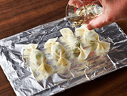 アルミホイルの上に(2)を並べ、サラダ油をかけて、周りにまんべんなく油をつける。
                                        オーブントースター(900w)で3分程、カリッとなるまで焼く。