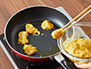 フライパンにオリーブオイルをひき、漬けダレの汁気を切った鶏むね肉を並べ中火で両面を2〜3分ずつ焼く。一旦火を止めて、残った漬けダレ・水大さじ2〜3(分量外)を入れ、フタをして中弱火で4〜5分煮込む。