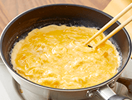 卵を溶き、〈A〉を混ぜる。フライパンを火にかけ、バター1/4を溶かして卵液を1/4入れ、菜箸で大きく2〜3回まわして、広げる。