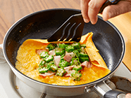 (2)の具材、ピザ用チーズの1/4を中央にのせる。四隅を折りたたんで、フタをして弱火で1分程度、チーズがとろっとしたら焼き上がり。マヨネーズ、ケチャップはお好みで。(残り3人分も同様に)