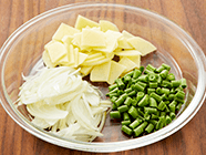 インゲンは1cm幅に、ジャガイモは薄めのいちょう切りに、タマネギは薄切りにする。